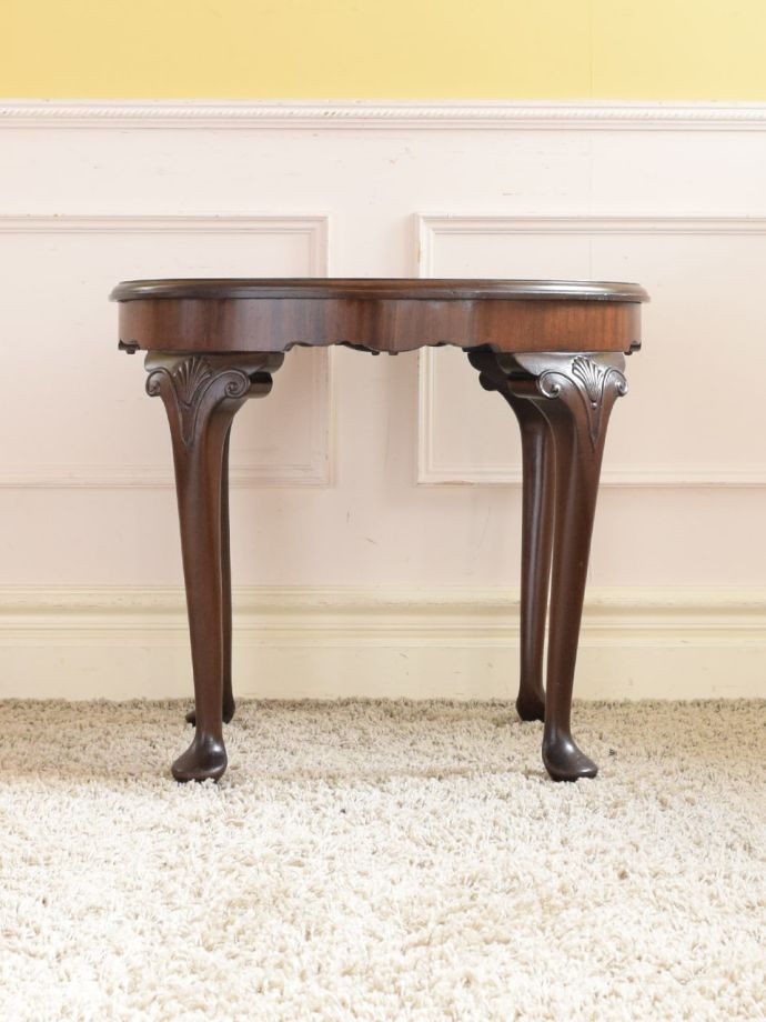 コーヒーテーブルの後ろ姿