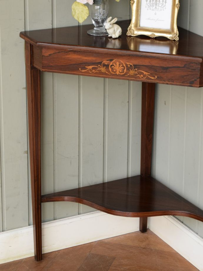 いろんな用途で使えるアンティークのテーブル