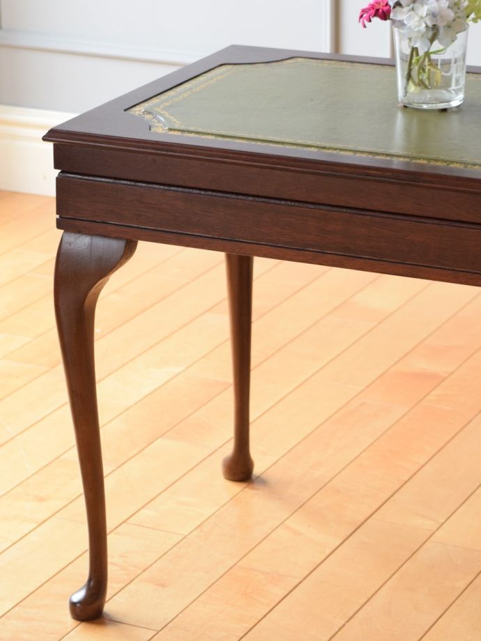 英国のアンティーク家具らしいデザイン