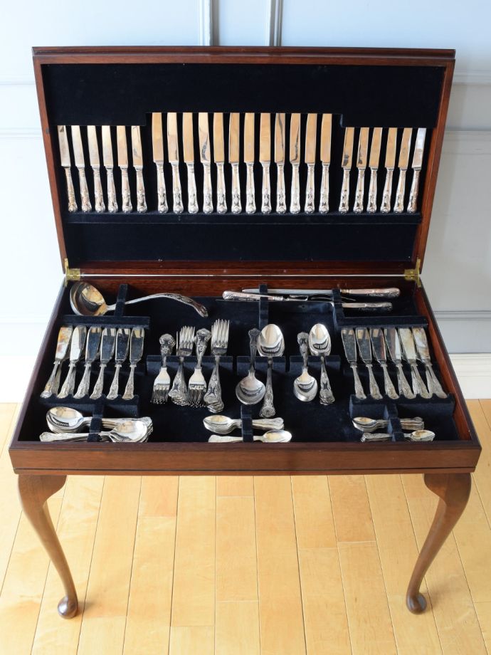 カトラリーがセットになったテーブル