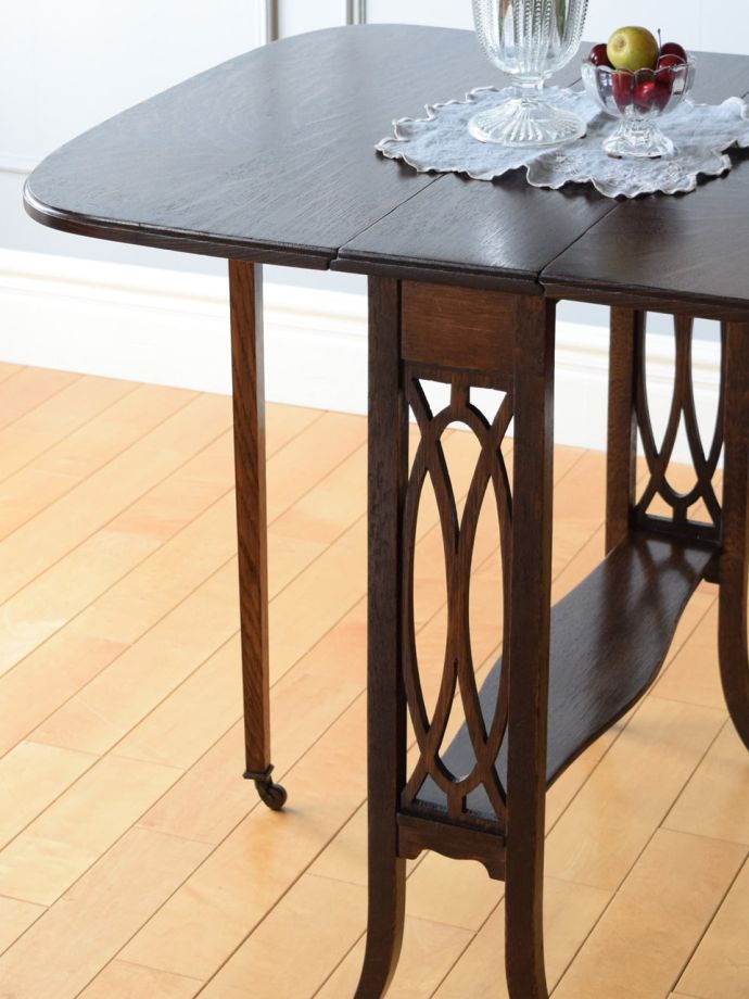 おしゃれなアンティークの伸長式テーブル