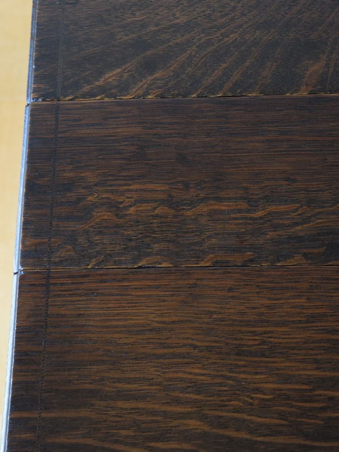 アンティークテーブルの美しい木目