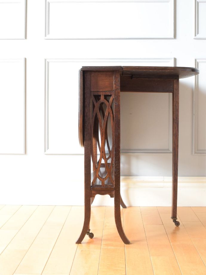 片足を開いた折り畳みテーブル