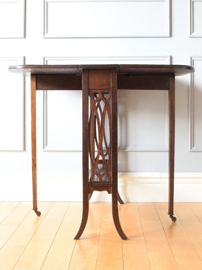 両足を広げた折り畳み式テーブル