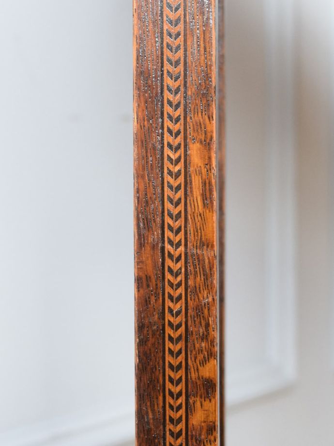 英国アンティーク家具らしい装飾