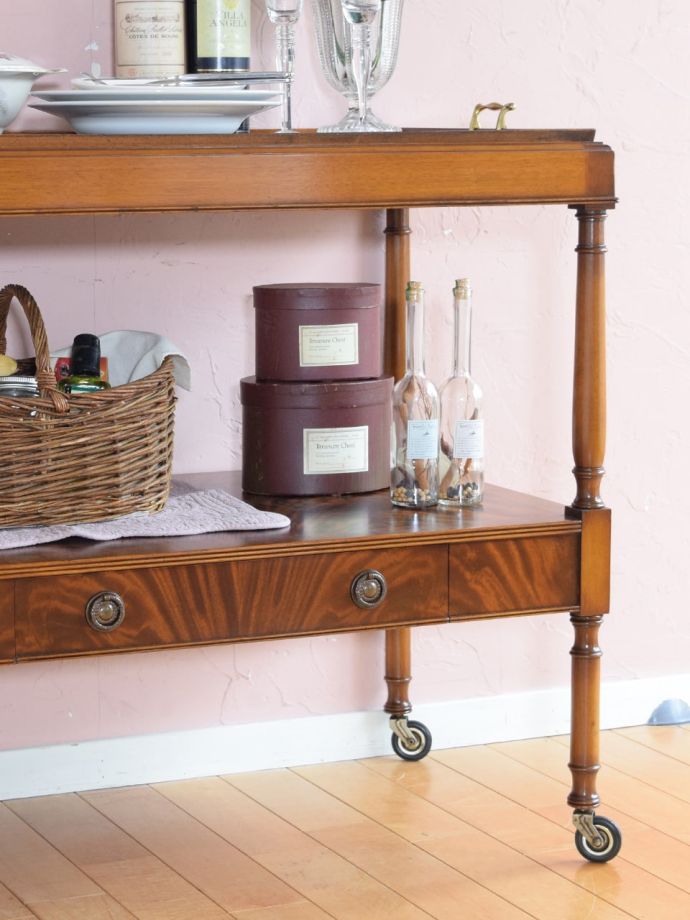 アンティークのワゴンは使い方が自由自在