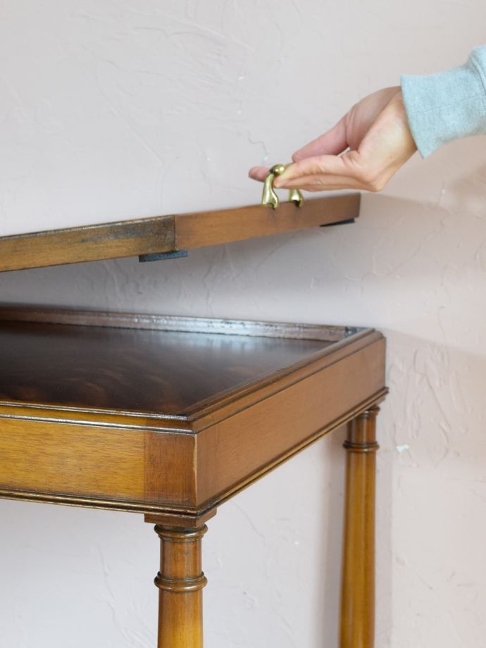 トレイ付きのワゴン