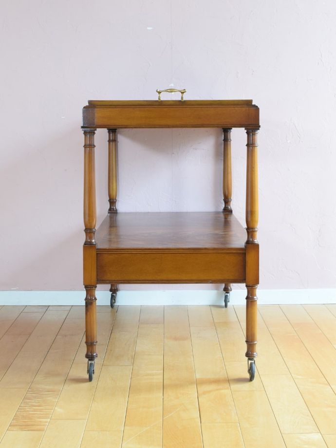 アンティークワゴンの側面