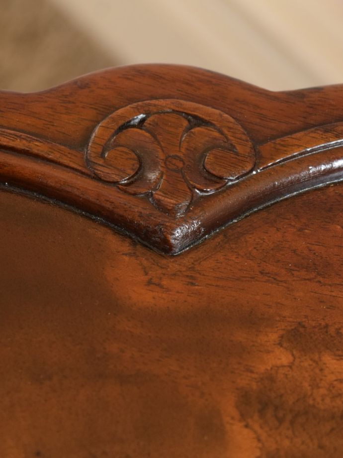 英国アンティーク家具らしい装飾