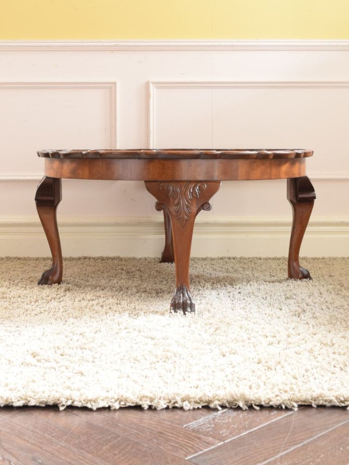 コーヒーテーブルの後ろ姿