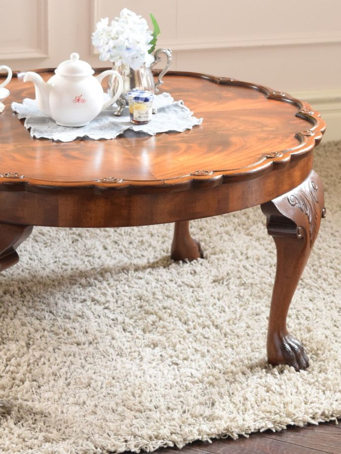 英国のアンティーク家具らしいデザイン