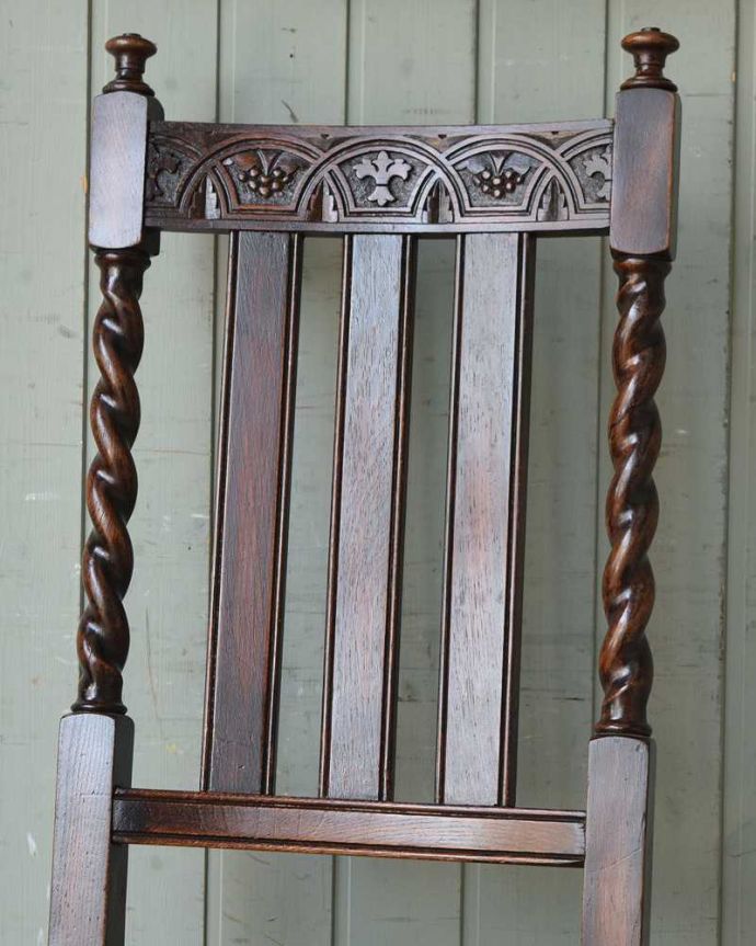 ダイニングチェア　アンティーク チェア　クラシックな英国のダイニングへ、アンティークのオークチェア。背もたれには上品な彫背もたれにも彫られた、何とも言えない英国らしい雰囲気に心を掴まれます。(q-302-c)