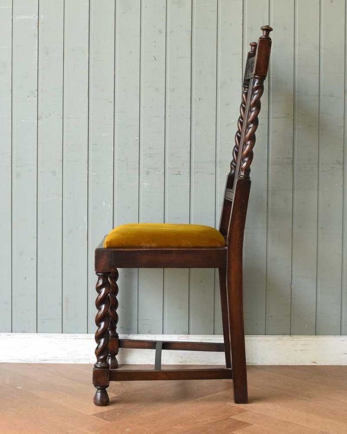 ダイニングチェア　アンティーク チェア　クラシックな英国のダイニングへ、アンティークのオークチェア。横から見ても優雅な立ち姿背もたれがカーブしているので楽です。(q-302-c)