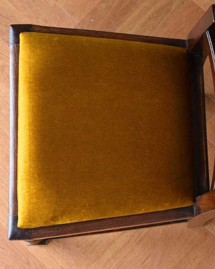 ダイニングチェア　アンティーク チェア　クラシックな英国のダイニングへ、アンティークのオークチェア。座面を上から見るとこんな感じ座面は布貼りなので、長時間座っても疲れません。(q-302-c)