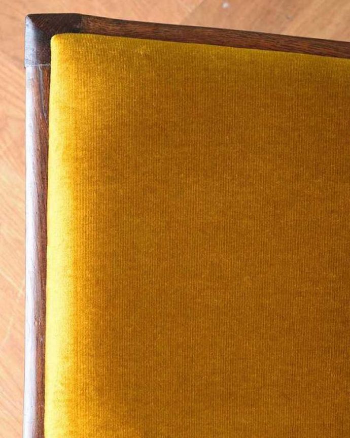 ダイニングチェア　アンティーク チェア　クラシックな英国のダイニングへ、アンティークのオークチェア。生地のセレクトにもこだわりました優雅なアンティークチェアの雰囲気をそのままに、一番似合う貼り座をじっくり選びました。(q-302-c)