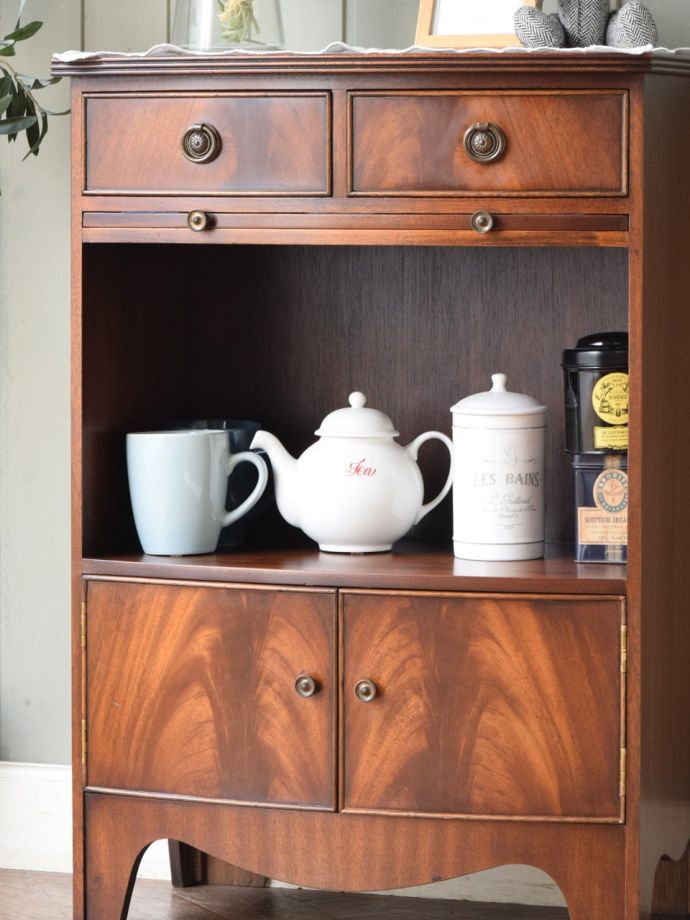 アンティークのオープンシェルフ