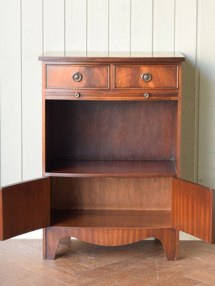 アンティークキャビネットの中