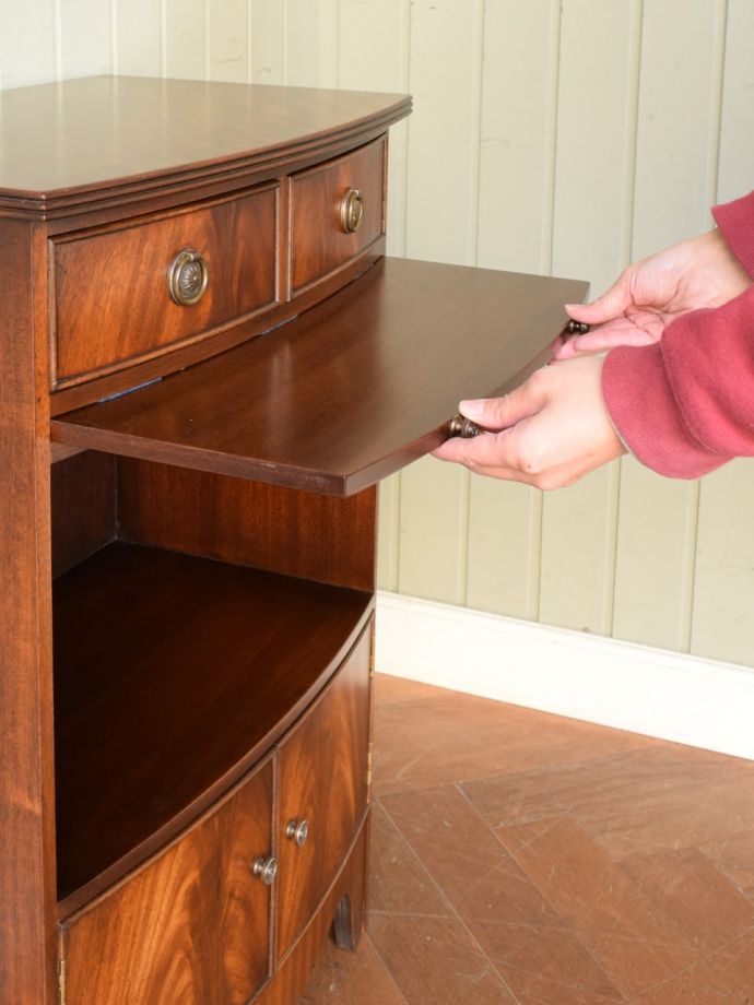 スライディングトレイ付きの家具