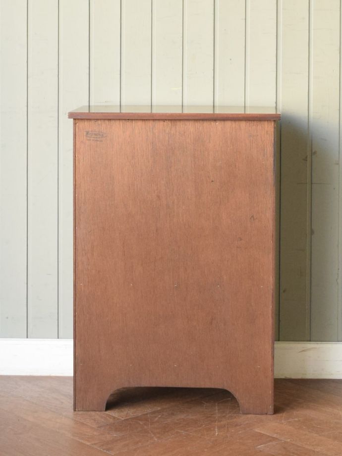 オープンシェルフの後ろ姿