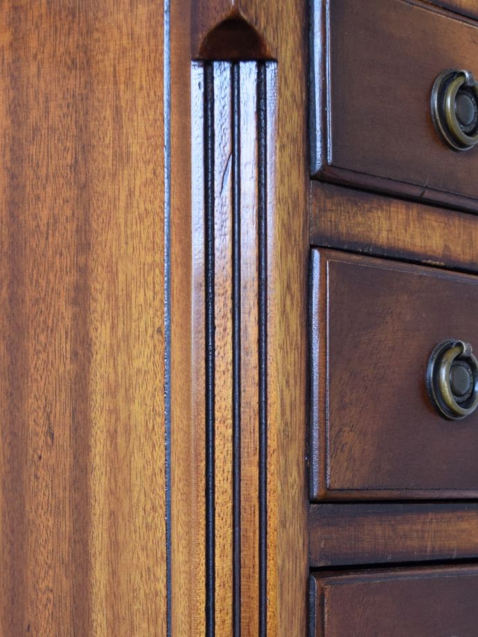 英国アンティーク家具らしい装飾