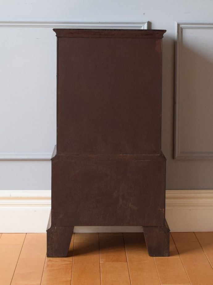 チェストの後ろ姿