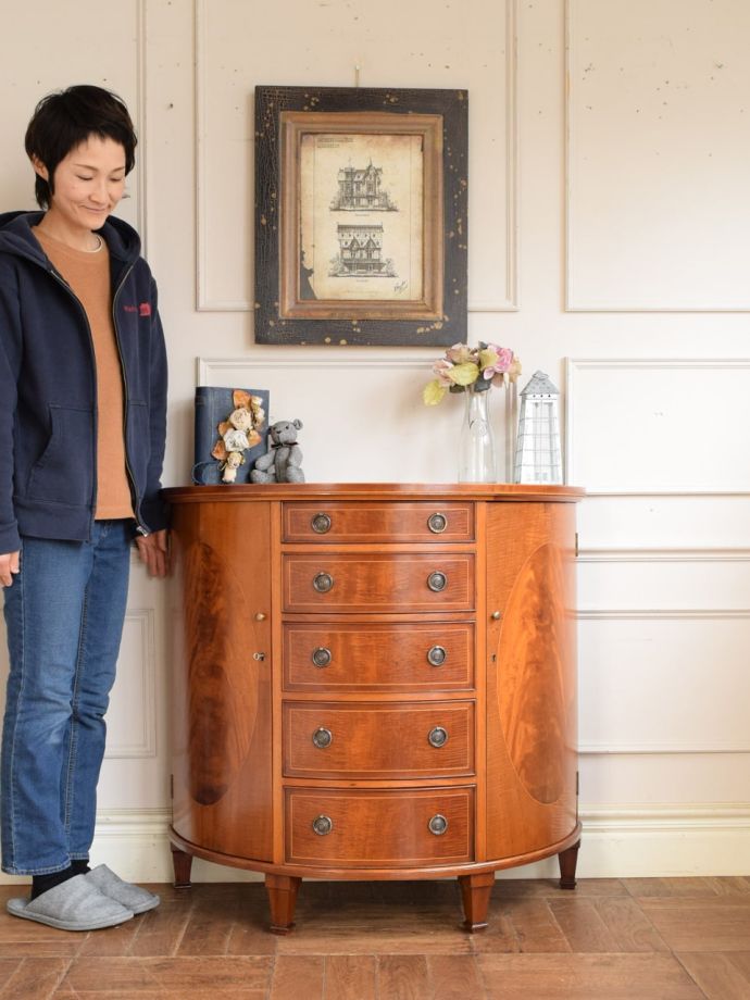 英国アンティークのサイドボード