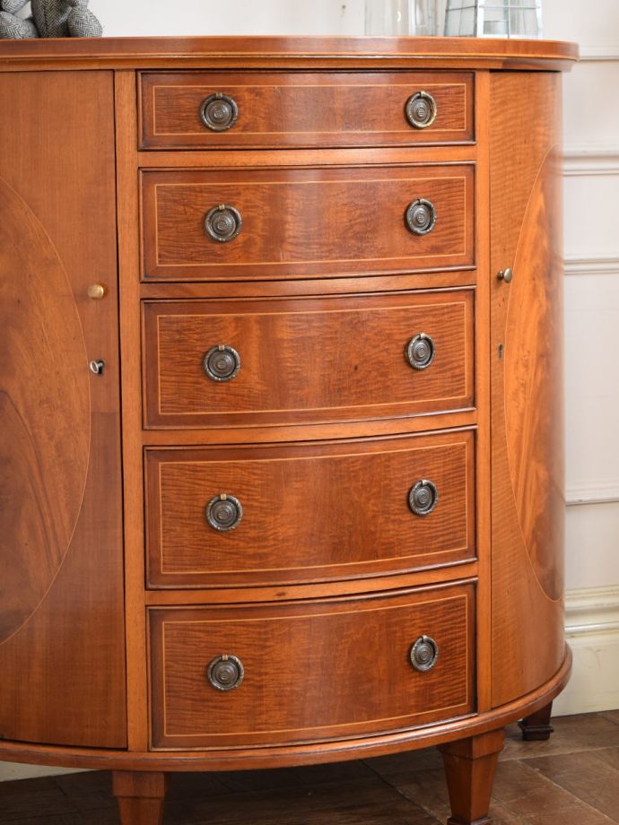 アンティーク家具らしい美しい杢目