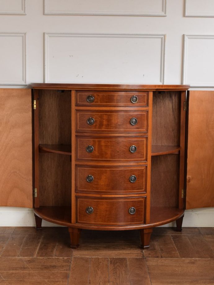 アンティークサイドボードの扉の中