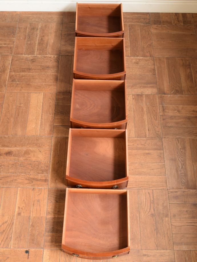 サイドボードの引き出しの中