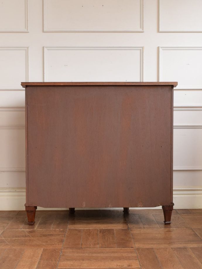 サイドボードの後ろ姿