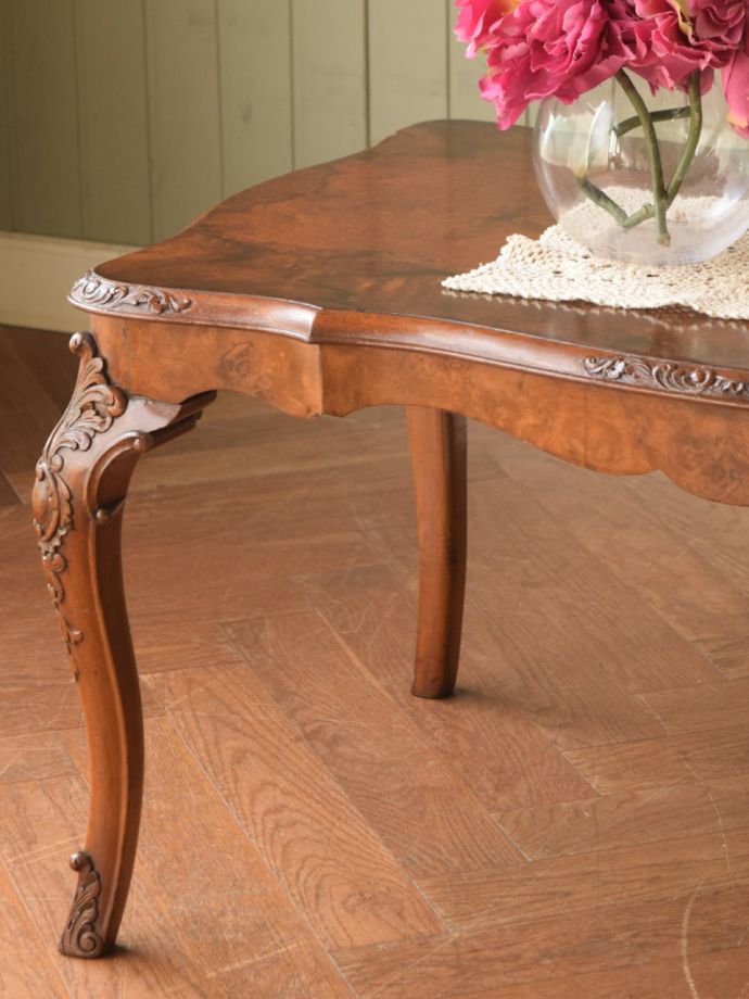 英国のアンティーク家具らしいデザイン