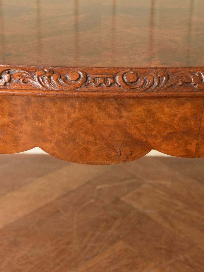 英国アンティーク家具らしい装飾