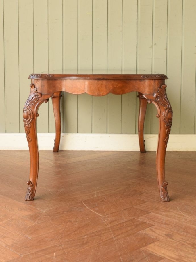 コーヒーテーブルの側面