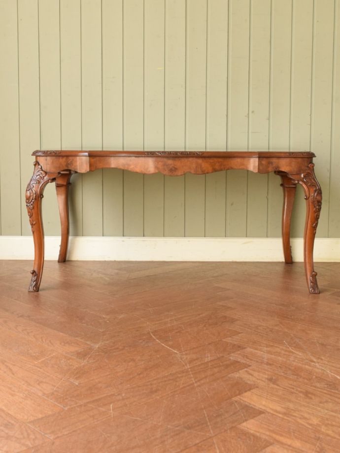 コーヒーテーブルの後ろ姿