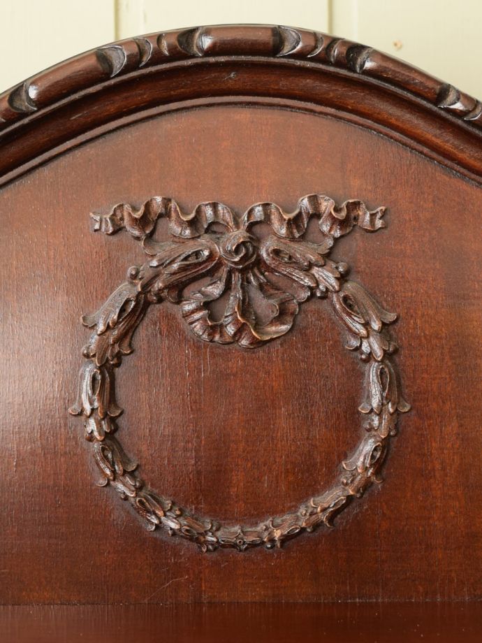 英国アンティーク家具らしい彫