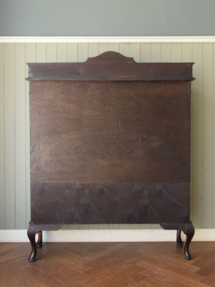 キャビネットの後ろ姿