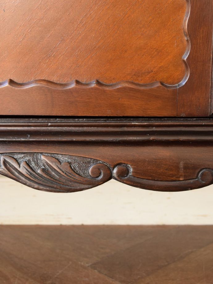 アンティーク家具らしい装飾