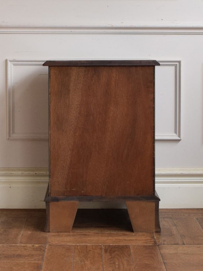 チェストの後ろ姿