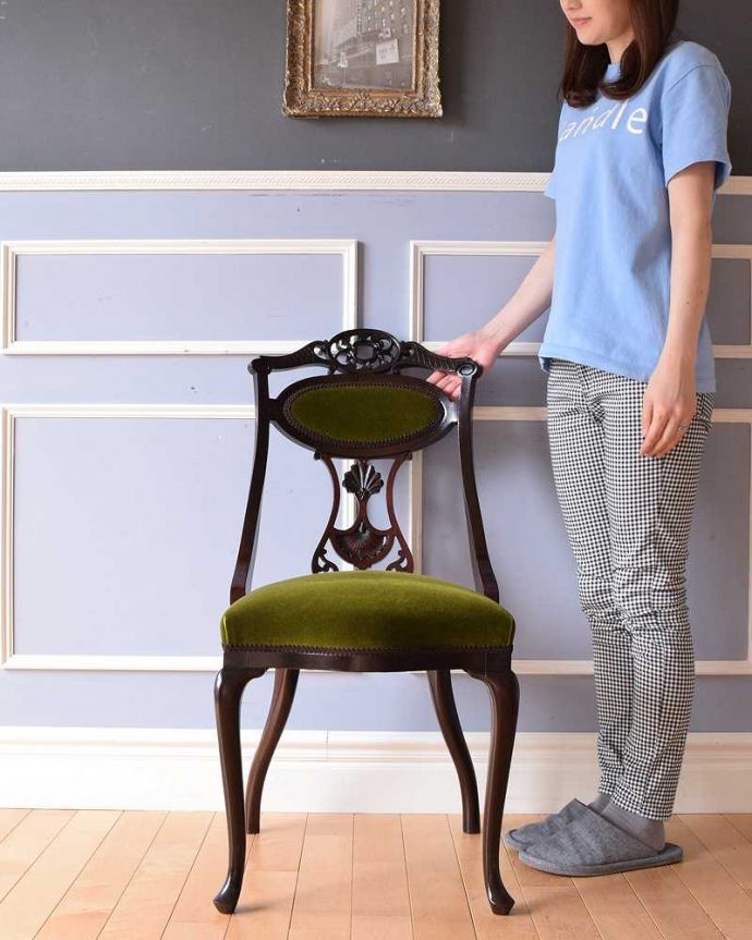 ダイニングチェア　アンティーク チェア　英国輸入の豪華な美しい椅子、贅沢なアンティークサイドチェア(サロンチェア) 。座るためだけじゃなく見て楽しむ椅子上質な雰囲気が漂うアンティークのサロンチェアは、座るためだけの椅子ではありません。(q-303-c)