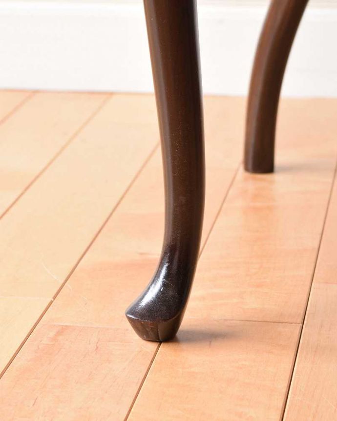 ダイニングチェア　アンティーク チェア　英国輸入の豪華な美しい椅子、贅沢なアンティークサイドチェア(サロンチェア) 。床を滑らせて移動出来ますHandleではアンティークチェアの脚の裏にフェルトキーパーをお付けしています。(q-303-c)