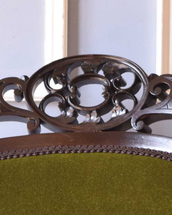 ダイニングチェア　アンティーク チェア　英国輸入の豪華な美しい椅子、贅沢なアンティークサイドチェア(サロンチェア) 。うっとりするほど細かい細工まだ機械の発達していない時代に、手作業で作られた細かい細工。(q-303-c)