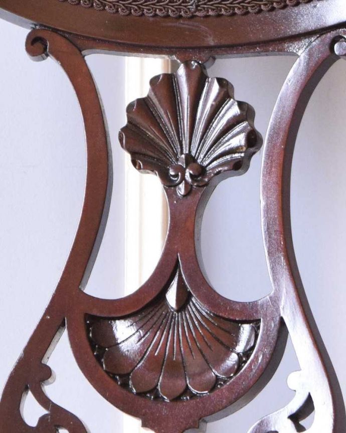 ダイニングチェア　アンティーク チェア　英国輸入の豪華な美しい椅子、贅沢なアンティークサイドチェア(サロンチェア) 。芸術作品のような彫アンティークらしい透かし彫りの美しさに思わずうっとりしてしまいます。(q-303-c)