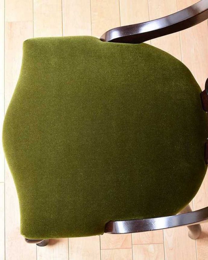 ダイニングチェア　アンティーク チェア　英国輸入の豪華な美しい椅子、贅沢なアンティークサイドチェア(サロンチェア) 。座面を上から見るとこんな感じ座面は布貼りなので、長時間座っても疲れません。(q-303-c)