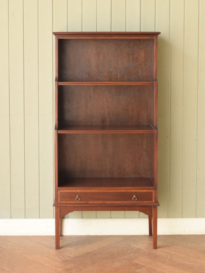 アンティークキャビネットの中