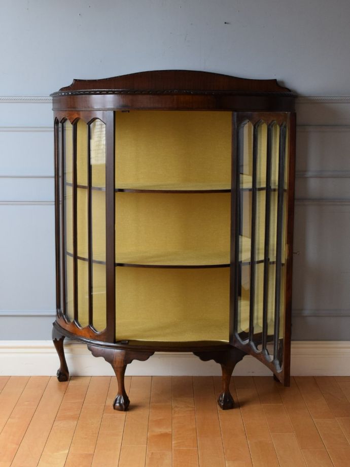 ガラスキャビネットの扉の中