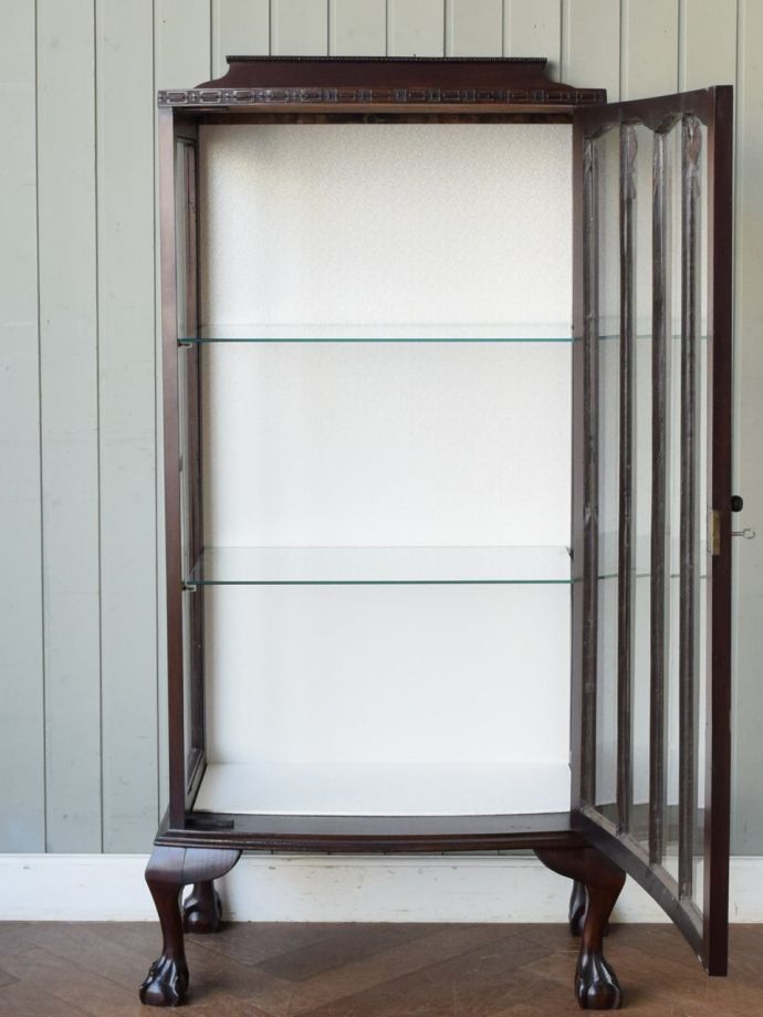 英国アンティークの飾り棚、猫足がおしゃれなガラスキャビネットの