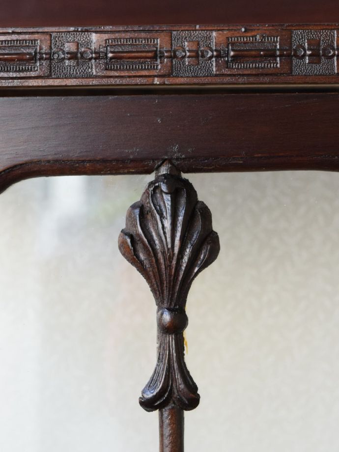 英国アンティーク家具らしい彫