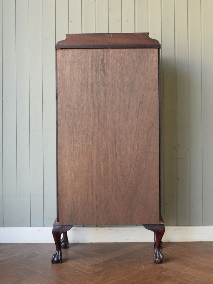 キャビネットの後ろ姿