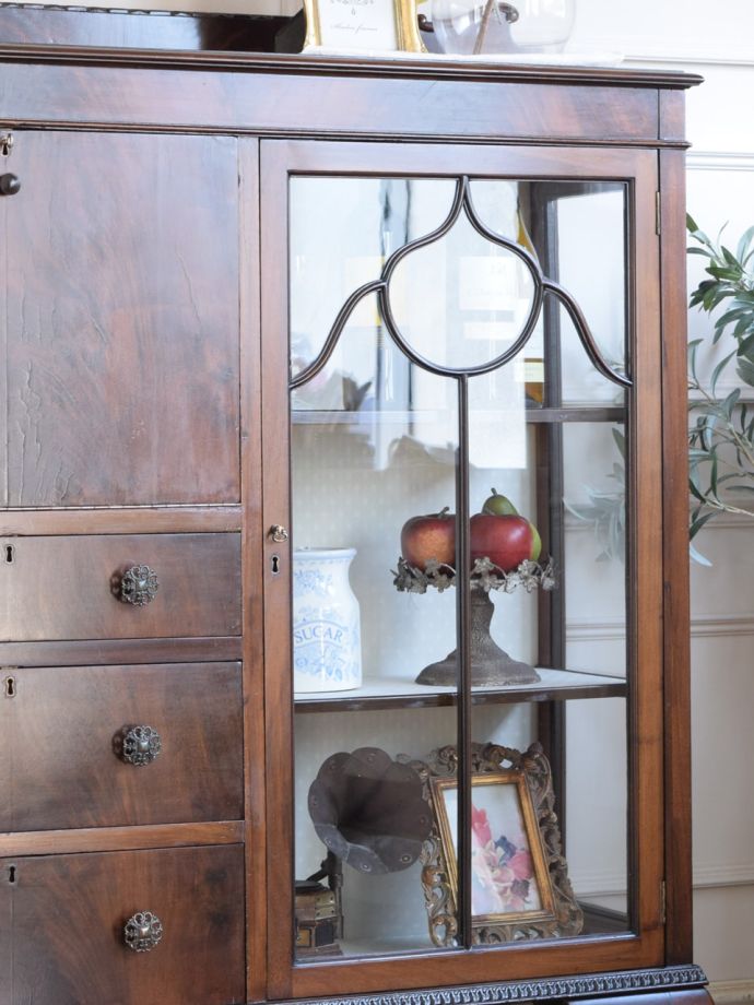 アンティーク家具らしさが漂うサイドバイサイド