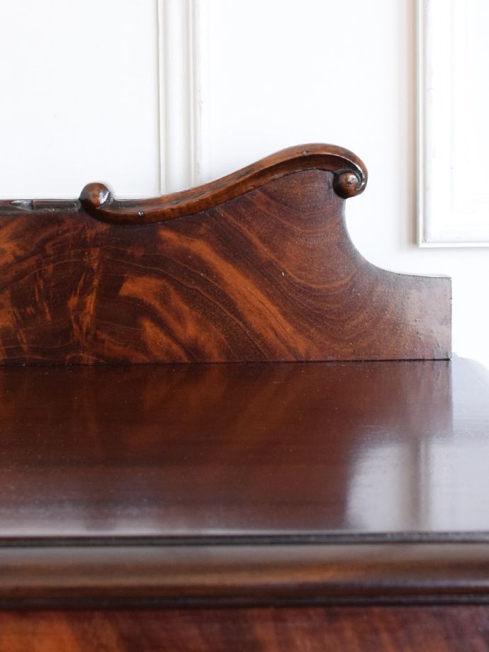 アンティーク家具らしい装飾